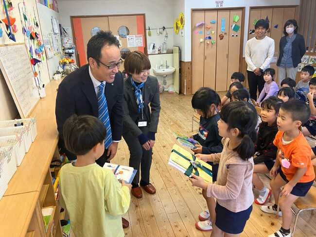 田村ビルズグループ内で回収した古絵本を保育所に寄贈させていただきました
