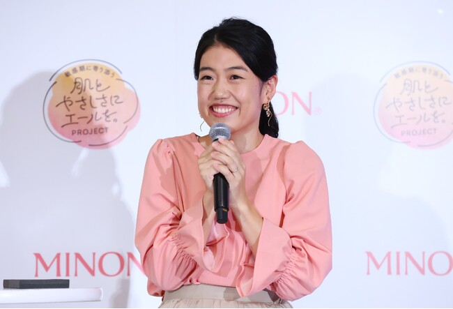 「‐あなたの肌に寄り添う‐ミノンひろば@幕張新都心」横澤夏子さんの絵本読み聞かせ＆スペシャルトークショーを開催“ママのあるあるネタ”披露で子育て世代にエール