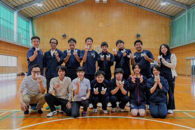 大丸福岡天神店がクリスマスツリー点灯式を開催：対馬の海洋プラスチック問題と絶滅危惧種「ツシマウラボシシジミ」をテーマにしたクリスマスツリー