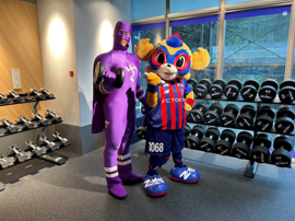 【FC東京マスコット「東京ドロンパ」エニタイムフィットネス店舗来訪の様子】 【FC東京マスコット「東京ドロンパ」エニタイムフィットネス店舗来訪の様子】