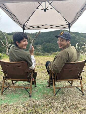 気品漂うダンディな大人のためのチェア！「とろサーモン村田とソラシド本坊のアウトドア日和」監修の遊び心と実用性を兼ね備えたアウトドアチェアがついに発売【仙台放送（フジテレビ系列）×QUICKCAMP】