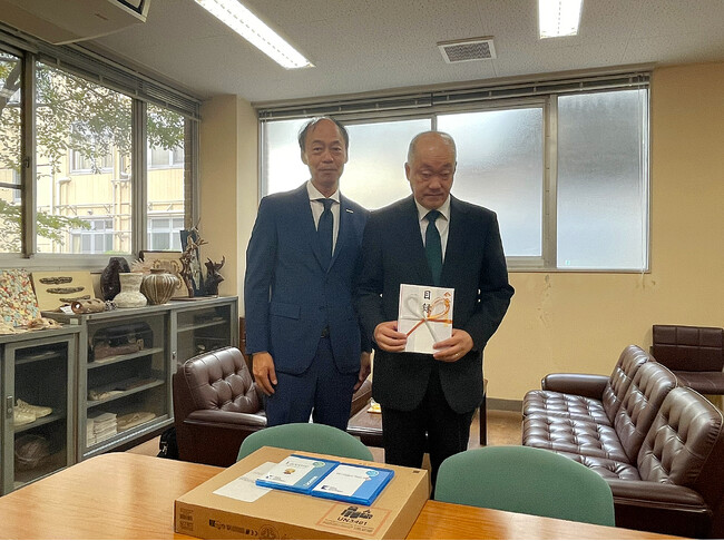 京都府立盲学校に教育機器を寄贈いたしました