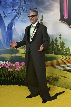 【ロエベ】ジェフ・ゴールドブラムがシドニーで行われた映画《ウィキッド ふたりの魔女》のプレミアにてロエベを着用