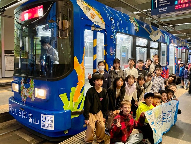 小学生がデザインを手がけたオリジナルラッピング電車の出発式を開催しました!