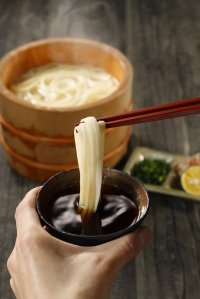 半田そうめんのオカベより、昨シーズン約50万食を売り上げた冬季限定「平延べうどん」が今季初登場！