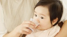 0歳からの早期コップトレーニングで健康なお口まわりの発達を。【歯科医監修 はじめての練習コップ】11月上旬より発売