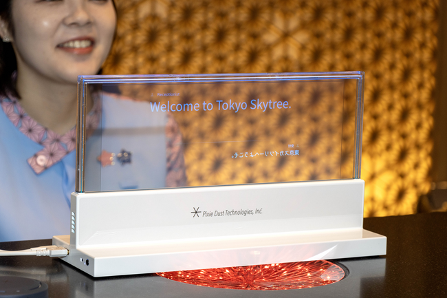 東京スカイツリーにて、観光施設として初『VUEVO　Display』を活用した多言語対応の実証実験を実施。約１００ヵ国語に対応し、リアルタイムで透明ディスプレイに字幕で翻訳