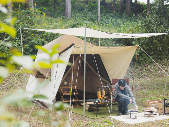 森の中でのんびりゆったりと自分だけの時間を楽しむ1日1人限定の日帰りキャンププラン「おひとり様向けデイキャンププラン」を農園リゾートTHE FARMから販売開始。