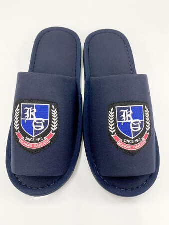 不要になった学生服のアップサイクルに初挑戦　～山形県の九里学園の学生服を、地元工場で手作りした来校者用スリッパへ～