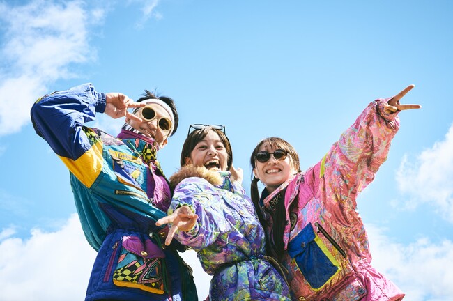 【星野リゾート　磐梯山温泉ホテル】POPな90年代のスキーファッションを楽しむ「90's レトロ★スキー旅」が新登場｜期間：2025年2月13日～4月6日