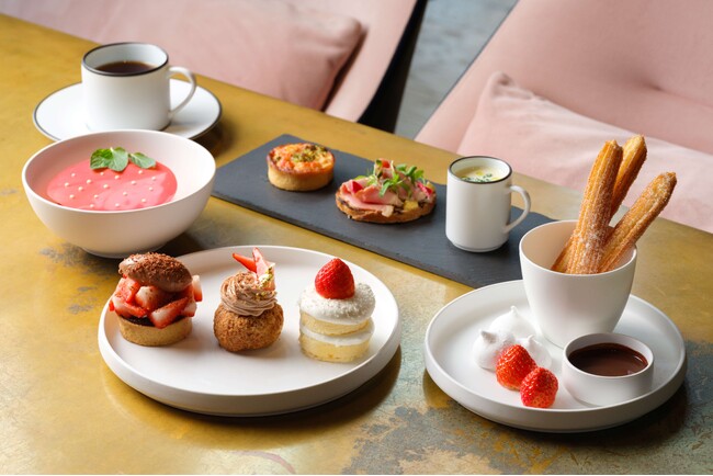 ハイアット セントリック 金沢 多様にアレンジされた、可愛らしい苺スイーツが主役！トレンドスイーツのチュロスとチョコレートとのコンビネーションも楽しめる「いちご＆チョコレート アフタヌーンティー」