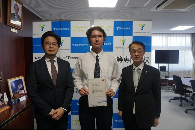 【富山高専】本校学生が英検１級に合格したことを校長先生に報告しました！