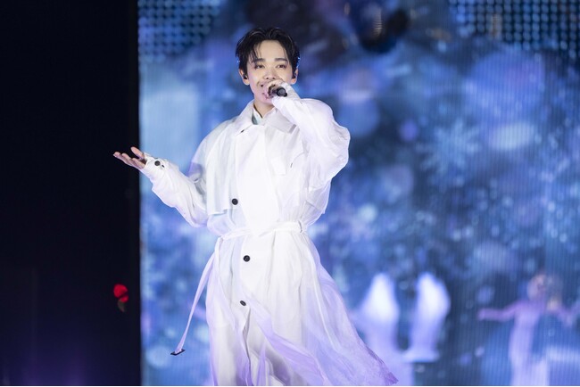 俳優、アーティストのRyubi MiyaseがTOKYO LIGHTS 2024にて高さ7mの巨大な鏡に映し出された光の演出で新曲を披露！また新曲の世界観を描いたスペシャルコラボドローンショーを実施！
