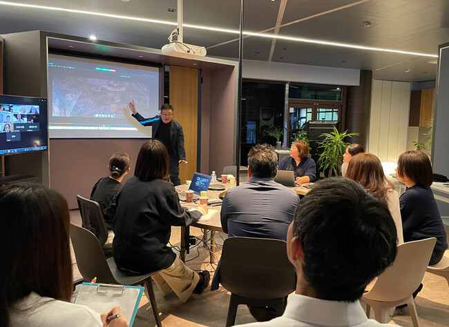 神奈川のドアメーカー社員が、アニメ「千と千尋」を題材にアートを学びます