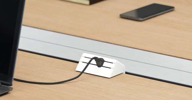机上になじむシンプルなデザインのクランプ式電源コンセント「Energy Line」を新発売