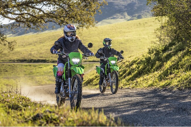軽量でコンパクトなデュアルパーパスモデル「KLX230」、「KLX230 S」が、走行性能と快適性をよりアップさせて11月27日に新たに登場