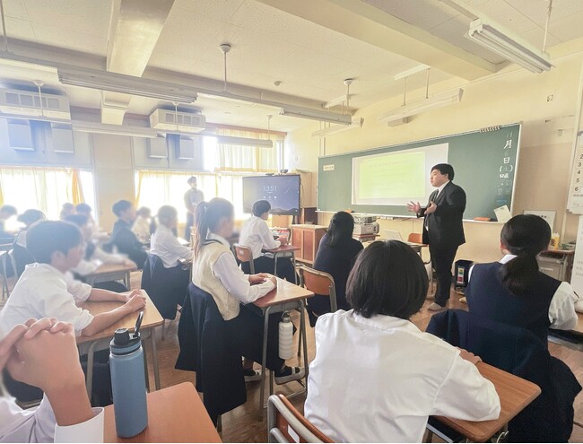 「隣の家の木の枝は切ってもいい？」身近な話題で法律解説～中学校での「キャリア講話」にアディーレの弁護士が登壇～
