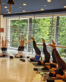 Santhosha Yoga 3BTスタジオの様子 (レベルに応じたグループクラスとプライベートレッスンを毎週提供しています。 Santhosha Yoga 3BTスタジオの様子 (レベルに応じたグループクラスとプライベートレッスンを毎週提供しています。