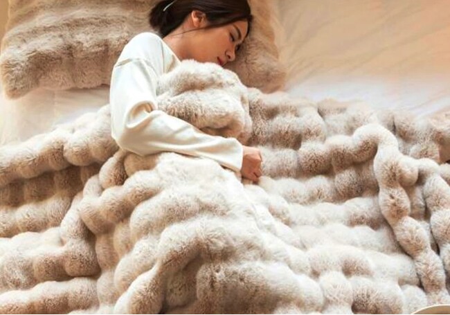 ＜Qoo10 「毛布・ブランケット・タオルケット」販売数ランキング＞ふんわり軽くて暖かい、丸洗いOKの毛布が人気！