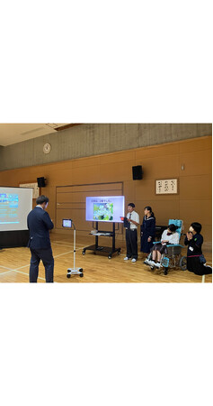 OKI、全国の特別支援学校26校27教室を結んだ「合同遠隔社会見学」を支援