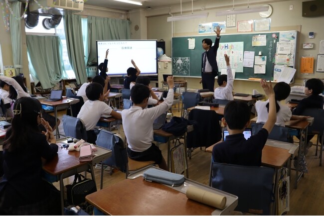 トレイダーズ証券：渋谷区立長谷戸小学校にて取締役の外国為替ディーラー井口が金融経済教育の出張授業を行いました。