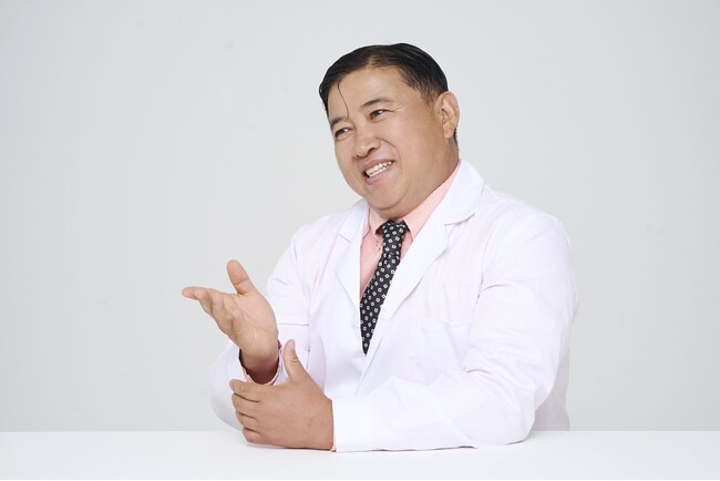ヒロクリニックはタレントのスギちゃんさんを起用しました。