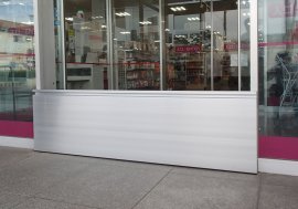 出入口に設置します 出入口に設置します