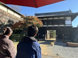「門前テラス」から大手門をゆっくりご覧いただけます。 「門前テラス」から大手門をゆっくりご覧いただけます。