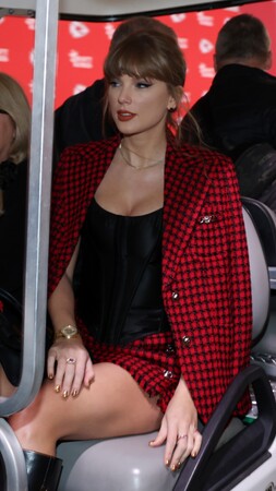 【ルイ・ヴィトン】テイラー・スウィフト、カンザスシティでルイ・ヴィトンのウォッチを着用