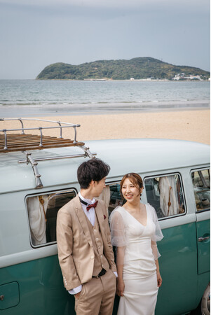 福岡糸島や福津で撮る「ワーゲンバスで旅するウェディングロケーションフォト＋スタジオセルフフォト」プランが登場。