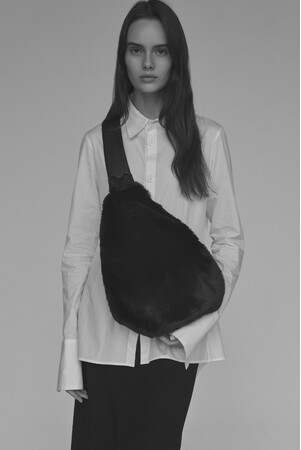 discord Yohji Yamamoto、ファーでつくられた「Y BODYBAG」と「TULIPS」を限定展開