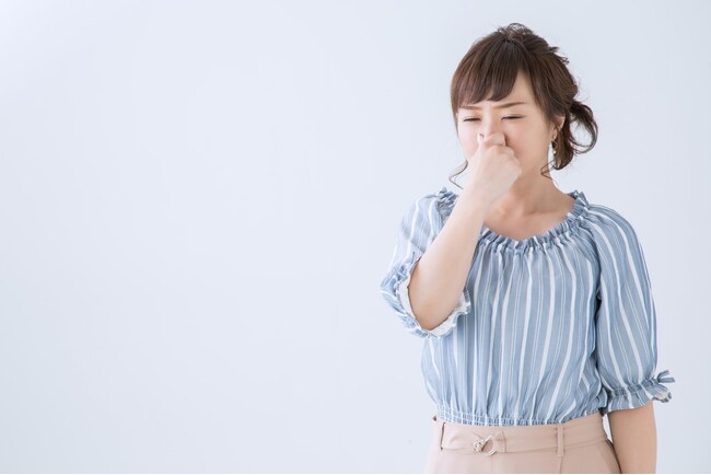 足の匂いを気にしている人は7割弱！実は秋冬に履くブーツや革靴も匂いに繋がる原因が多い！今すぐできる匂い対策に、おすすめのアイテムをご紹介
