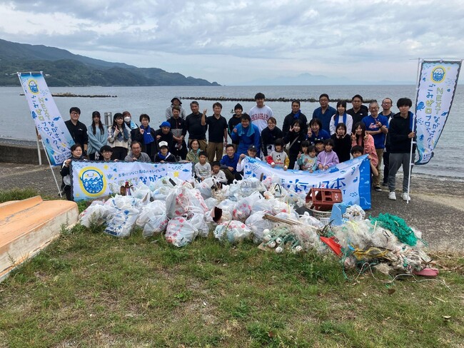 地元企業と協力して海水浴場の清掃活動を実施しました!
