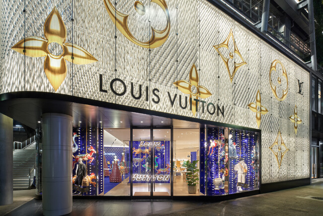 【ルイ・ヴィトン】渋谷メンズ店に、2024年のホリデーシーズンを祝うウィンドウ・ディスプレイとポップアップスペースが登場
