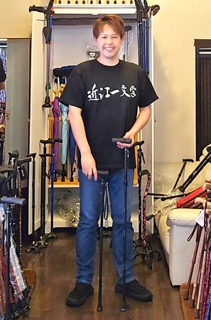 【杖の専門店 近江一文字】から高身長用の折り畳み杖「琵琶瑠璃ロング」手が痛くなりにくいグリップとカーボン製で新登場