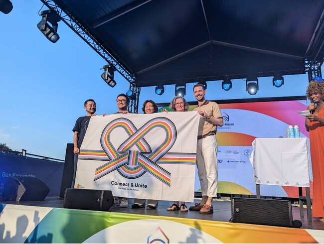 東京からパリへ、スポーツ界におけるLGBTQ+の取り組みの思いを繋ぐ。プライドハウス東京が、プライドハウスパリとのハンドオーバーセレモニーを実施。