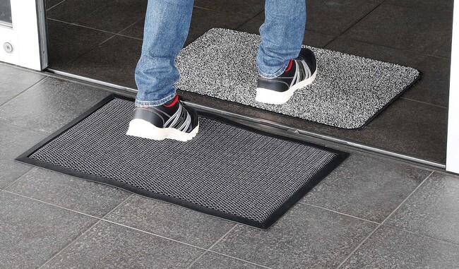 屋外で汚れを落とし、屋内で水分を取る！マットW(ダブル)使いで、玄関をいつもきれいに！