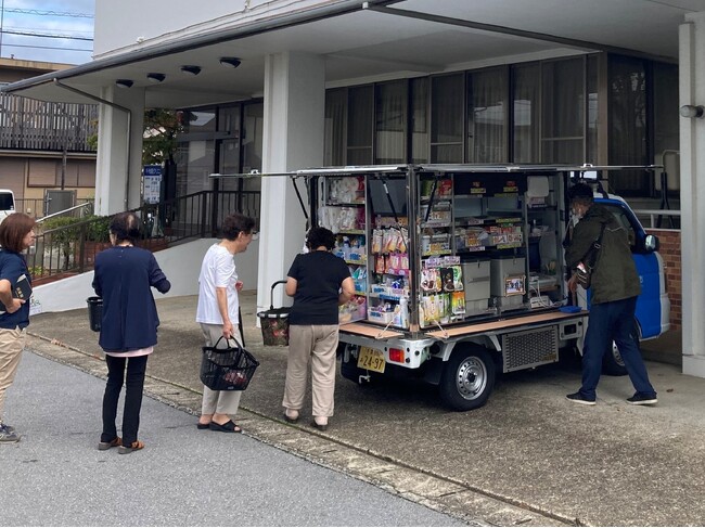 新たに４自治体で移動販売車「うえたん号」を始動し、地域のコミュニティづくりを支援