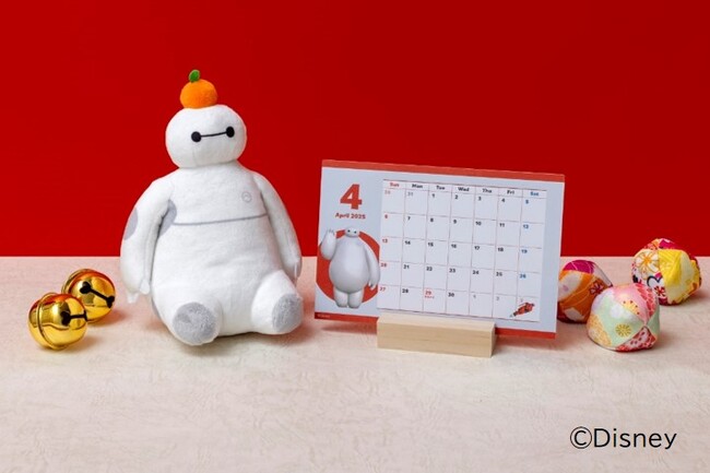 【2025年をディズニーとともにお出迎え】　スペシャルカレンダー＆ベイマックス鏡餅ぬいぐるみ　11/20発売