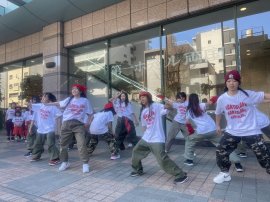 沿道での応援の様子1 沿道での応援の様子1