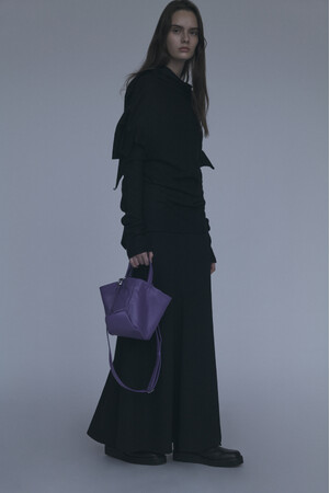 discord Yohji Yamamoto、渋谷PARCO限定色の「TULIPS」とスモール・レザー・グッズを展開