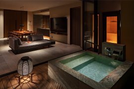 リビングと露天風呂は一体の空間となる リビングと露天風呂は一体の空間となる