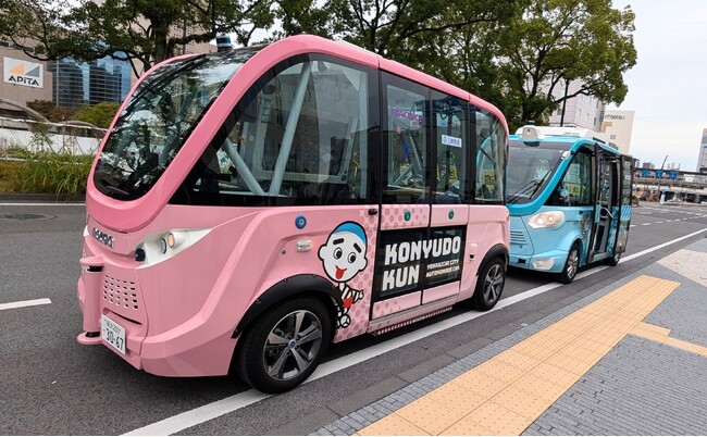 四日市市におけるマクニカの自動運転EVバスを活用したモビリティ実証実験に、カサナレの「生成AIコンシェルジュ」を導入