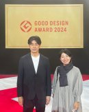 事務所のメンバーと受賞の喜びを分かち合った 事務所のメンバーと受賞の喜びを分かち合った