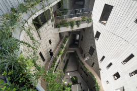 緑あふれる中庭に、太陽の光が差し込むように設計されている (撮影:西川公朗) 緑あふれる中庭に、太陽の光が差し込むように設計されている (撮影:西川公朗)