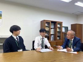 エシカルプロジェクトで話し合う上野社長(右)と若手社員 エシカルプロジェクトで話し合う上野社長(右)と若手社員