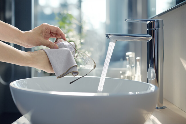 メガネを水洗いして拭き上げる　「トレシー(R) PREMIUM」新発売！