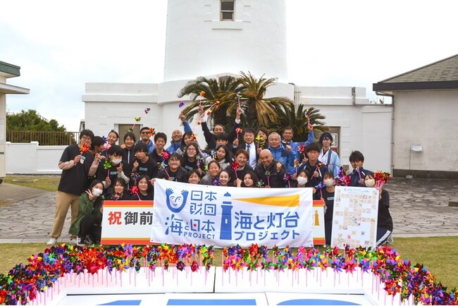 風の岬に立つ御前埼灯台の点灯150周年を記念して 地域の皆さんと作る1000個の風車で灯台を装飾しました