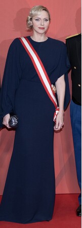 【ルイ・ヴィトン】モナコ公国のシャルレーヌ公妃、モナコ建国記念日の祝賀晩餐会にルイ・ヴィトンを着用