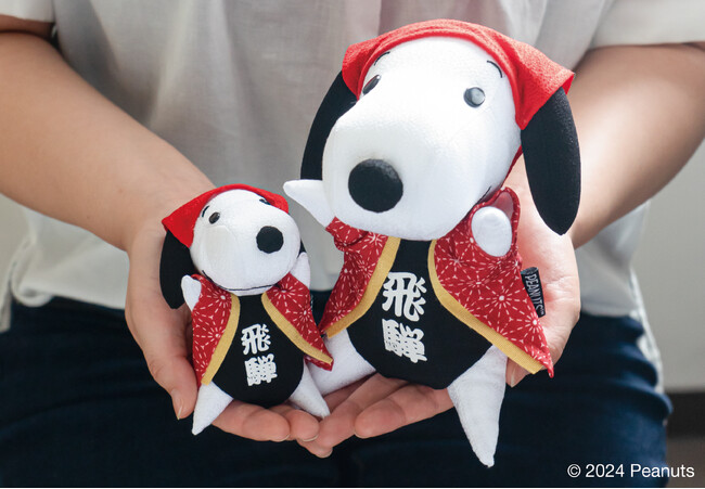 SNOOPY CHA-YA飛騨高山店限定で《さるぼぼ》スタイルのスヌーピーのぬいぐるみとマスコットが登場！